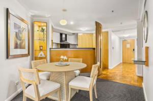 Η κουζίνα ή μικρή κουζίνα στο Luxurious Apartment only 250m Walk To Opera House