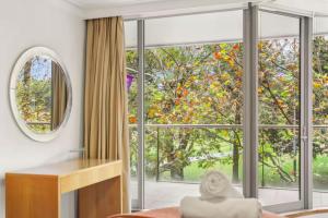 Κήπος έξω από το Luxurious Apartment only 250m Walk To Opera House