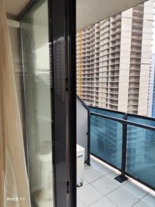 un balcón con vista a un edificio en sofo' s orbi, en Batumi