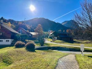 uma vista para uma casa com uma montanha ao fundo em Cosy studio apartment in Splügen em Splügen