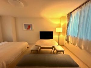 TV a/nebo společenská místnost v ubytování COCOSTAY 福山駅前レスタウロアバンティ JR福山駅から徒歩7分の移動に超便利な好立地 Great location 7min walk from JR sta