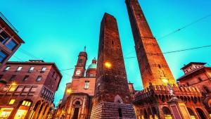 un edificio con dos torres altas delante de él en Ranzani 8, en Bolonia