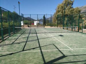 Tennis and/or squash facilities at Casa Rural Los Cascajales or nearby