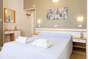 Imagen de la galería de Hotel Lucciola, en Cattolica 49 fotos más