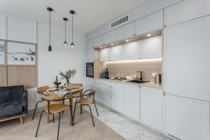 Kuchyňa alebo kuchynka v ubytovaní Apartamenty DEO PLAZA by Rent like home