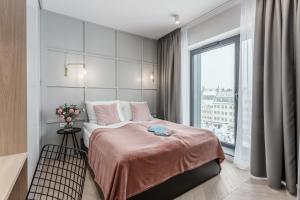 Posteľ alebo postele v izbe v ubytovaní Apartamenty DEO PLAZA by Rent like home