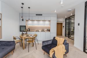 Kuchyňa alebo kuchynka v ubytovaní Apartamenty DEO PLAZA by Rent like home