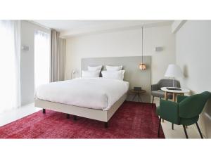 Un pat sau paturi într-o cameră la 9Hotel Sablon