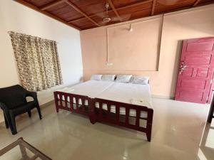 Rúm í herbergi á Akshay Beach Resort