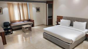Een bed of bedden in een kamer bij The Utopia Resort Sanchi