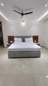 Een bed of bedden in een kamer bij The Utopia Resort Sanchi