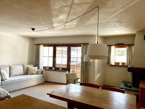 Uma área de estar em Cosy studio apartment in Splügen