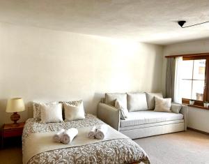 Uma área de estar em Cosy studio apartment in Splügen