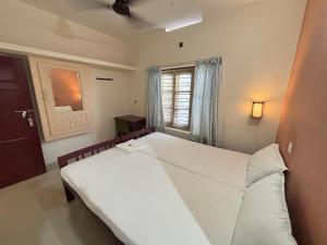 Rúm í herbergi á Akshay Beach Resort