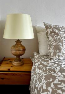 Uma cama ou camas num quarto em Cosy studio apartment in Splügen