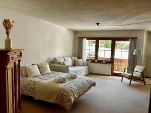 Uma área de estar em Cosy studio apartment in Splügen