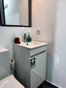 un baño con lavabo e inodoro en Villa R Relíquia, en Machico