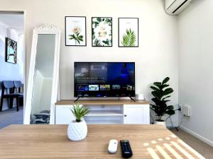Μια τηλεόραση ή/και κέντρο ψυχαγωγίας στο Spacious Comfty 4 BDMs House in Rototuna