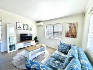 Μια τηλεόραση ή/και κέντρο ψυχαγωγίας στο Spacious Comfty 4 BDMs House in Rototuna