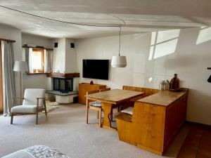 Uma televisão e/ou sistema de entretenimento em Cosy studio apartment in Splügen