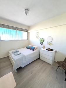 una camera da letto con un letto grande e una finestra di Mar Azul - AzulenaCalpe a Calpe