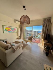 un soggiorno con un divano e una grande finestra di Mar Azul - AzulenaCalpe a Calpe