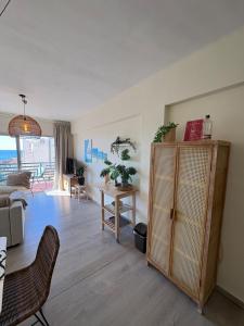 un soggiorno con un divano e un tavolo di Mar Azul - AzulenaCalpe a Calpe
