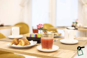 ナポリにあるHOTIDAY Room Collection - Napoli Centro Storicoの食器