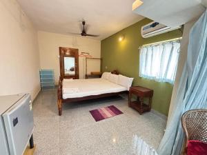 Rúm í herbergi á Akshay Beach Resort