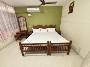 Rúm í herbergi á Akshay Beach Resort