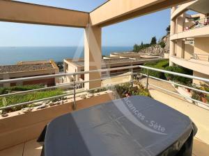 une vue sur l'océan depuis le balcon d'un immeuble dans l'établissement appartement 1 chambre vue dominante mer, à Sète