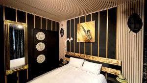 1 dormitorio con 1 cama con rayas blancas y negras en Xiluva Flower Smart Apartment, en Midrand