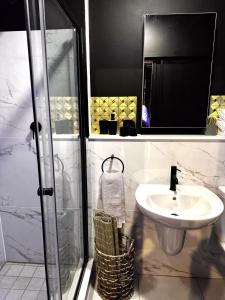 Un baño blanco con lavabo y ducha. en Xiluva Flower Smart Apartment, en Midrand