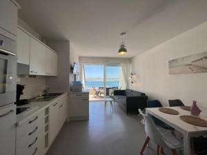 Kuchnia lub aneks kuchenny w obiekcie Appartement T3 avec balcon proche commodités, parking inclus - FR-1-349-198