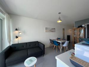 Część wypoczynkowa w obiekcie Appartement T3 avec balcon proche commodités, parking inclus - FR-1-349-198