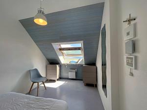 sypialnia z łóżkiem i niebieskim sufitem w obiekcie Appartement T3 avec balcon proche commodités, parking inclus - FR-1-349-198 w mieście Port-Louis