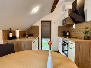 Kuchyň nebo kuchyňský kout v ubytování AERO Apartmaji Lesce-Bled
