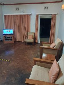 TV a/nebo společenská místnost v ubytování GRACEMONT Guesthouse + 4 fotografie