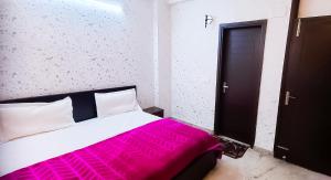 Postel nebo postele na pokoji v ubytování Deluxe Room In CR Park