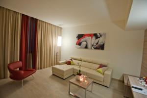 A seating area at AS Hotel Limbiate Fiera