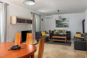 Istumisnurk majutusasutuses Holiday Home in Icici with Seaview, Balcony, Air condition, WIFI (4683-1)