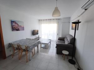 salon ze stołem i kanapą w obiekcie A H Rentals Carles III Apartamento 150mtrs playa w mieście Sant Carles de la Ràpita