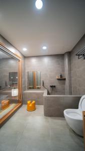 a bathroom with a tub and a toilet and a sink at Katoya Suites Saigon Honkan 加藤部屋西貢本館 in Ho Chi Minh City +24 photos