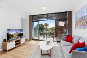 TV a/nebo společenská místnost v ubytování Sepal On The Strip - 1bdr - Parking