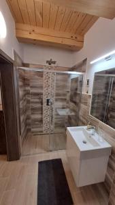 ein Badezimmer mit Dusche und weißem Waschbecken in der Unterkunft Apartmán Nové Město na Moravě - Maršovice in Nové Město na Moravě