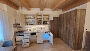 eine Küche mit Holzschränken und einer Arbeitsplatte in der Unterkunft Apartmán Nové Město na Moravě - Maršovice in Nové Město na Moravě