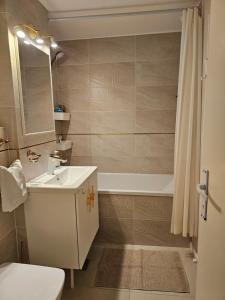 Koupelna v ubytování Apartament David Deva - 2 dormitoare & 1 living + 35 fotografií