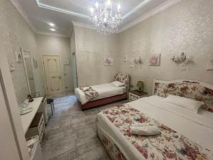 Postel nebo postele na pokoji v ubytování English Home Hotel Tbilisi + 37 fotografií