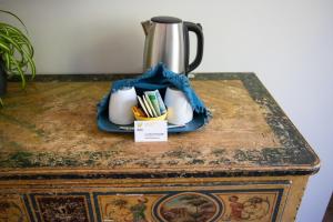 a tea pot sitting on top of a table at Agriturismo Morani in Santa Severa