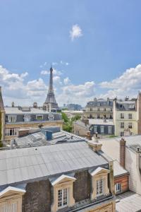 巴黎Studio with a panoramic view of the Eiffel Tower的从建筑屋顶上可欣赏到艾菲尔铁塔的景色